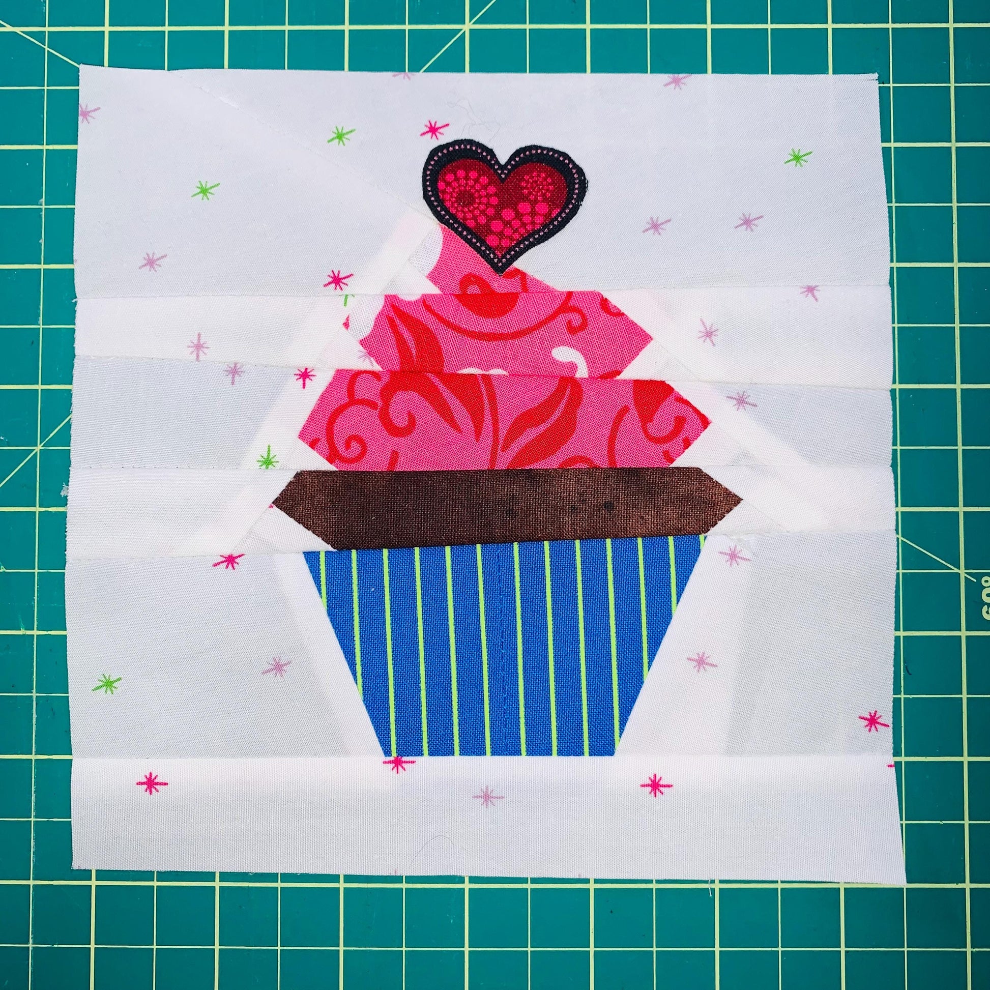 Quilt Your Own Cupcake: Pattern, Fabric, Ruler & zipper Included - Lori's Quilting Shop